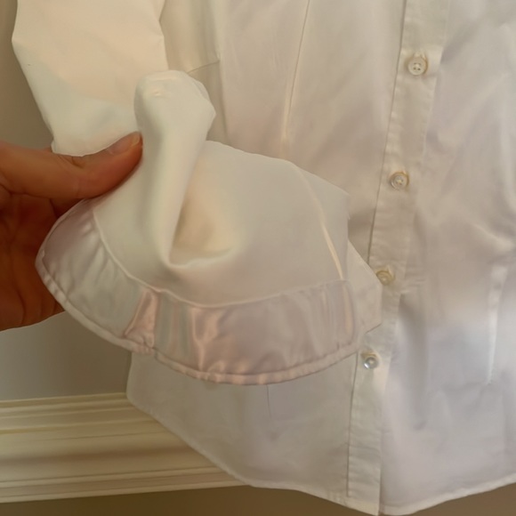 J. McLaughlin white button down top with satin collar and cuffs. Size 0. - Picture 4 of 7